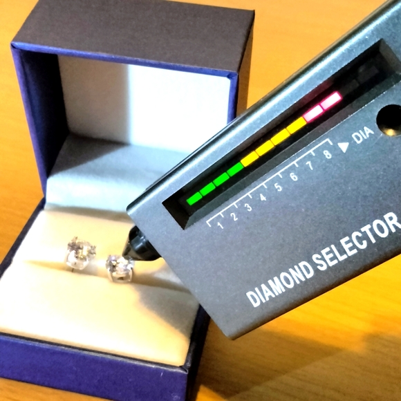 Moissanite diamond stud earring 4kt. - Picture 10 of 12